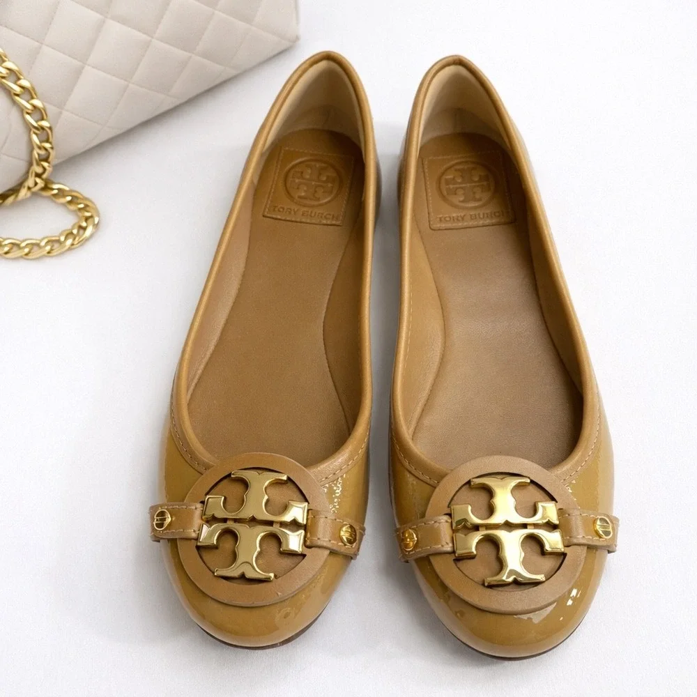 Tory Burch Aaden Ballet Flats Tan Patent Leather Gold Gone Logo Emblem Size‎ 5.5